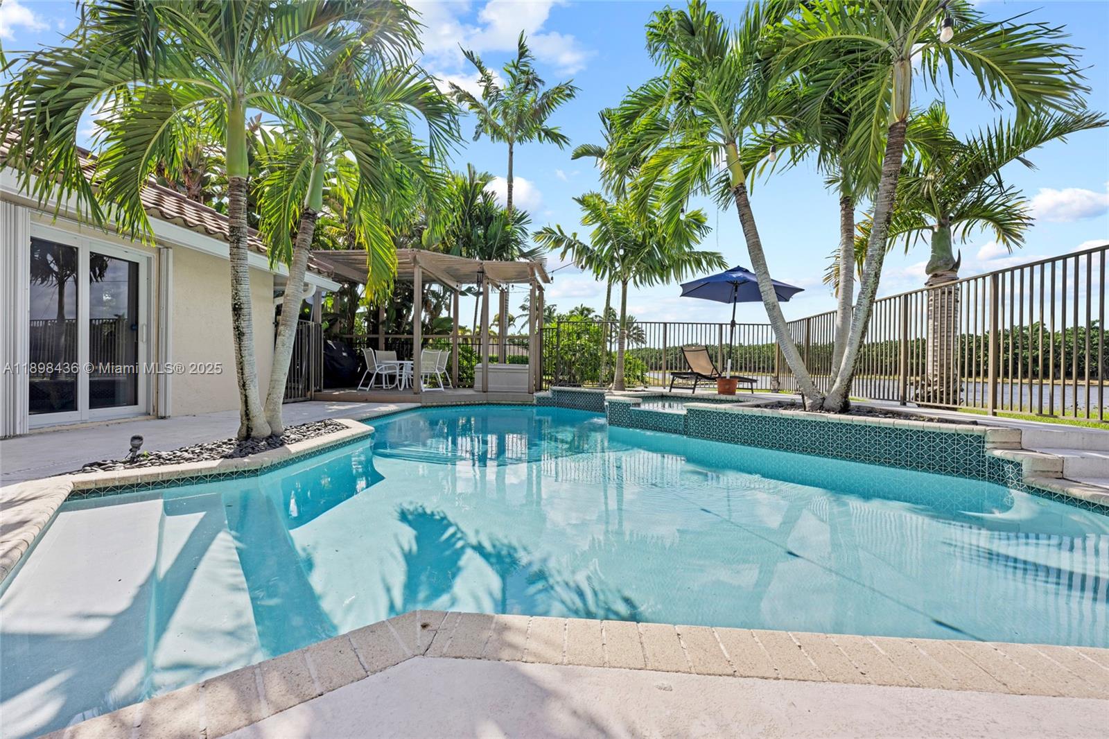 985 Spoonbill Cir, Weston