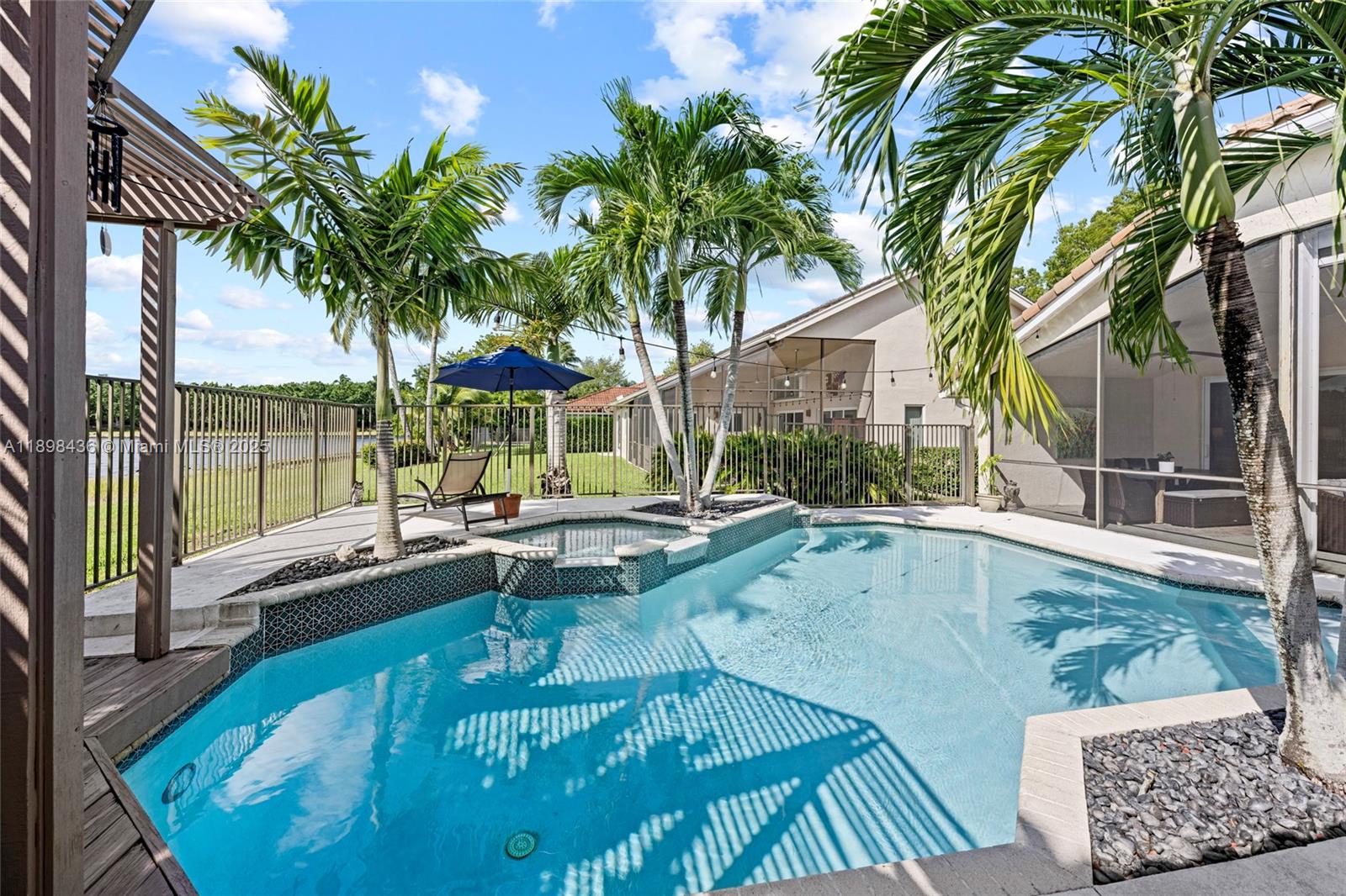 985 Spoonbill Cir, Weston