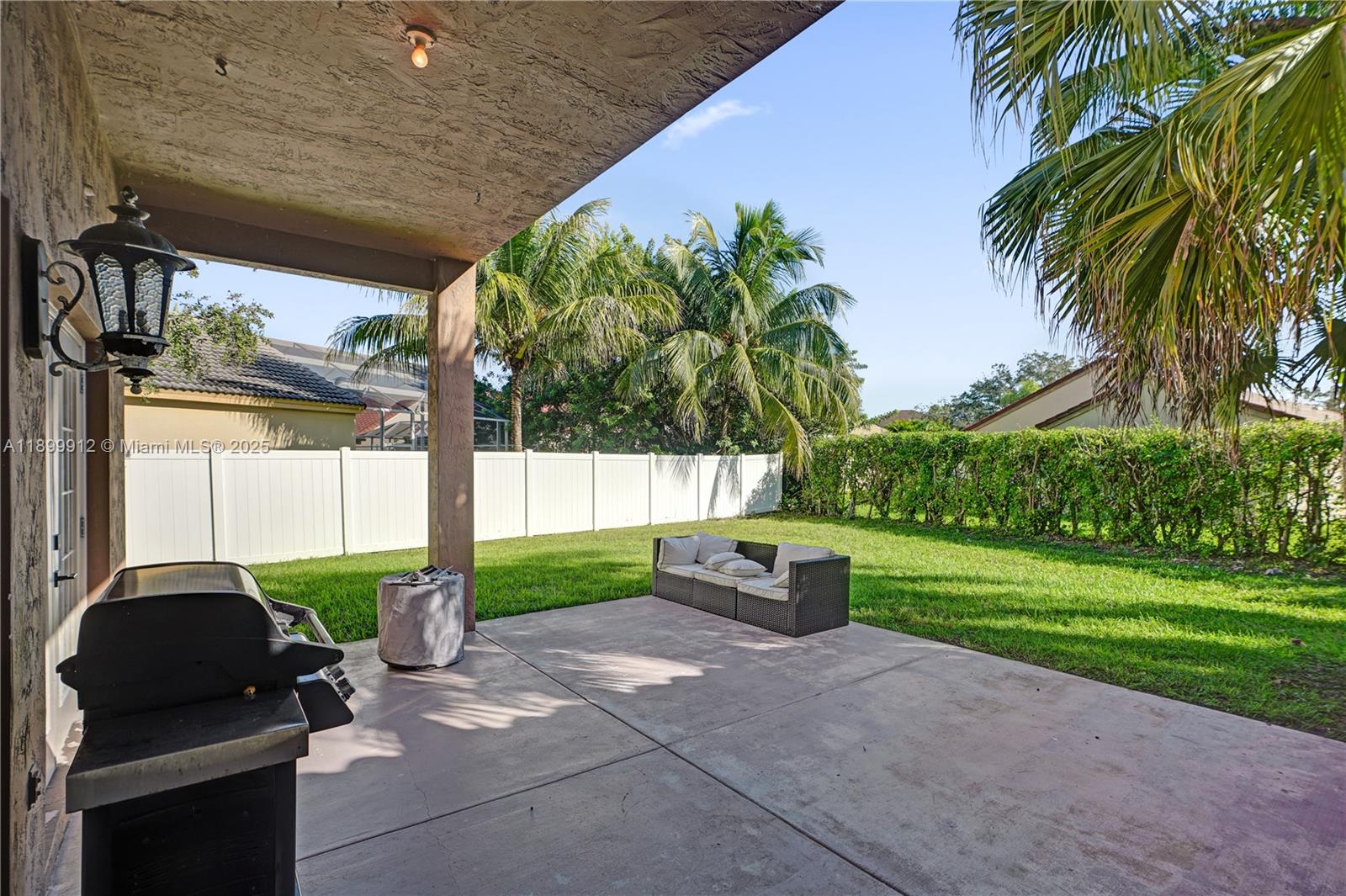 658 Stanton Dr, Weston