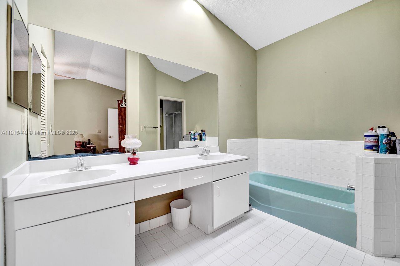 2350 E Lake Miramar Cir