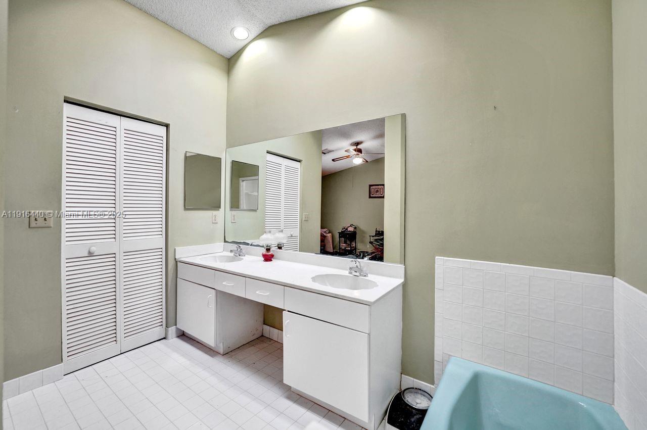 2350 E Lake Miramar Cir