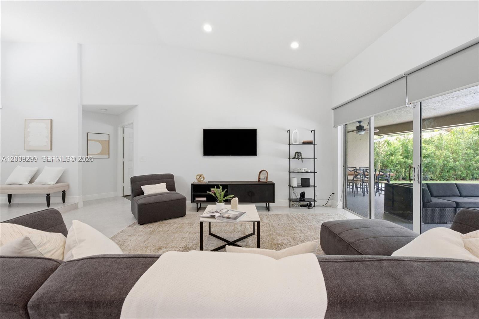 1135 Fairfax Ln