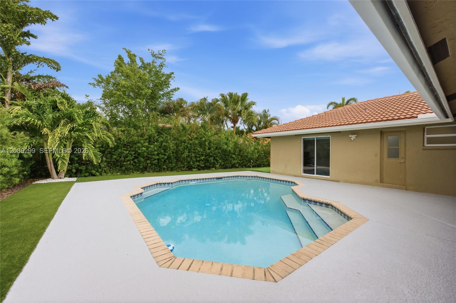 1135 Fairfax Ln
