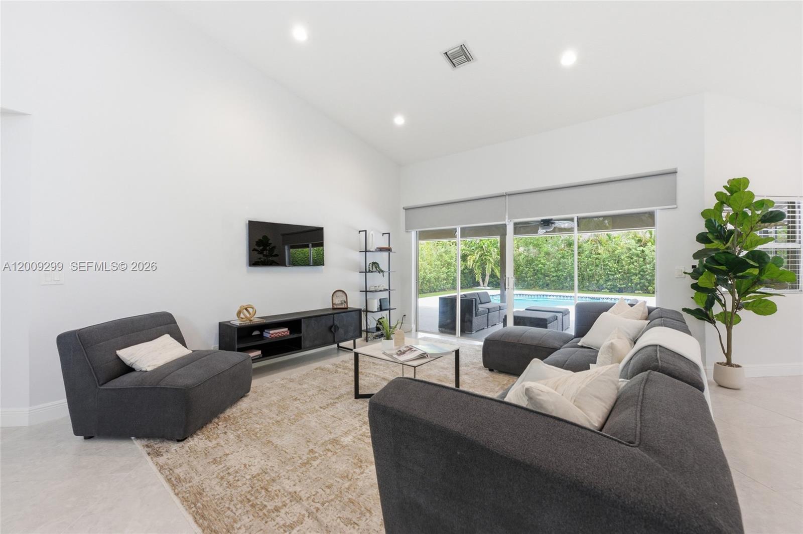 1135 Fairfax Ln