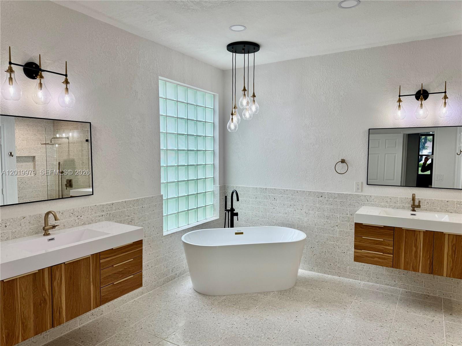 2525 Bay Pointe Ct