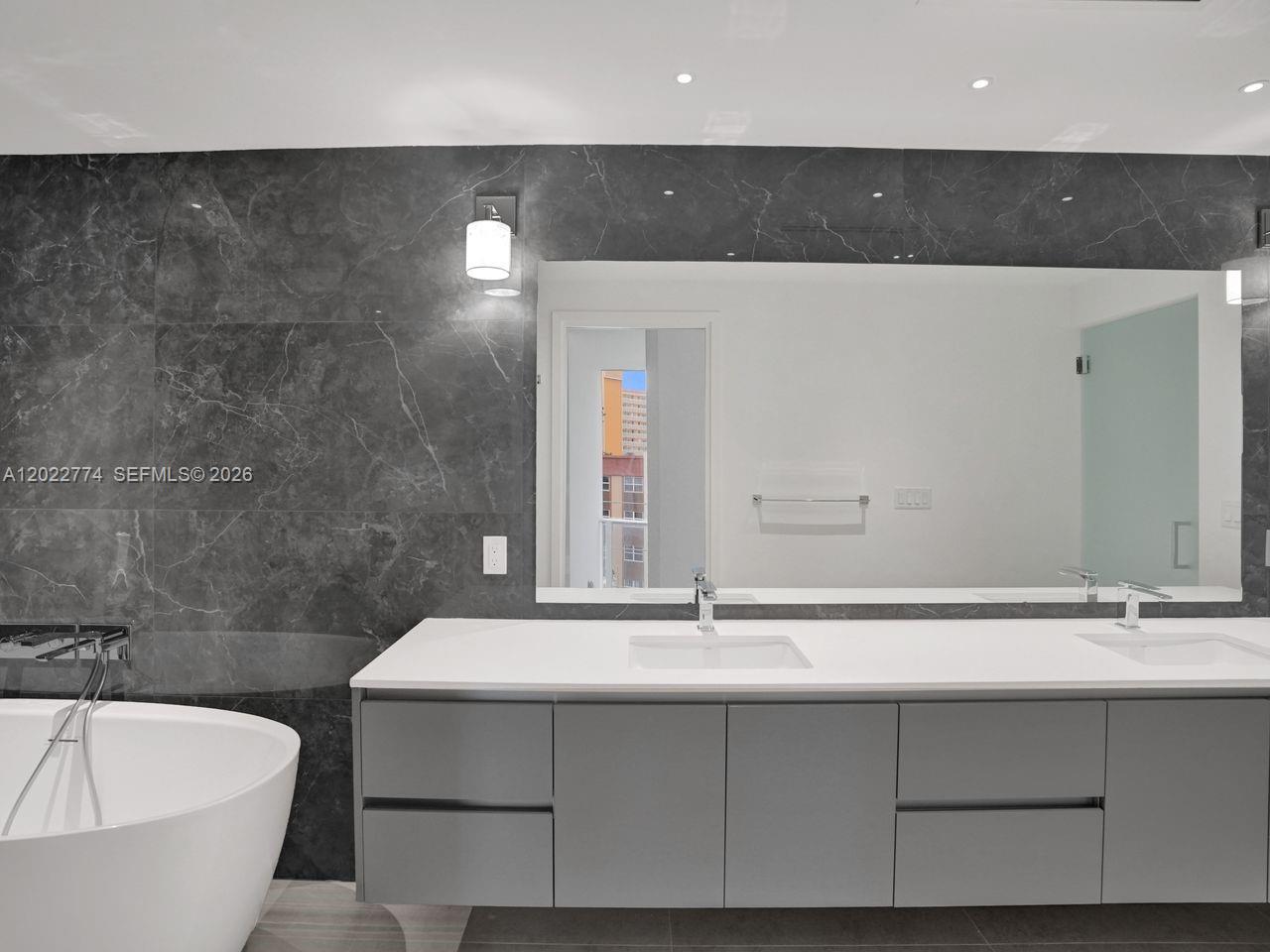 407 N Riverside # 402