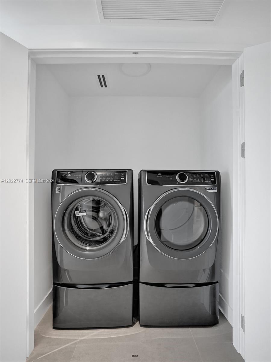 407 N Riverside # 402
