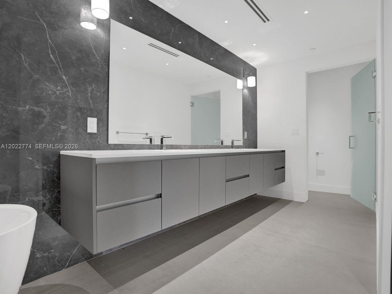 407 N Riverside # 402