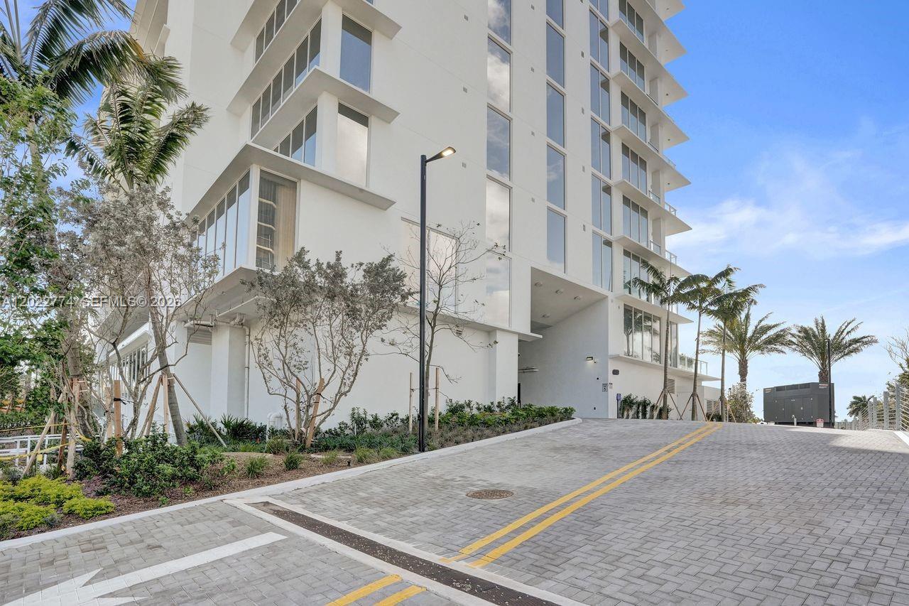 407 N Riverside # 402