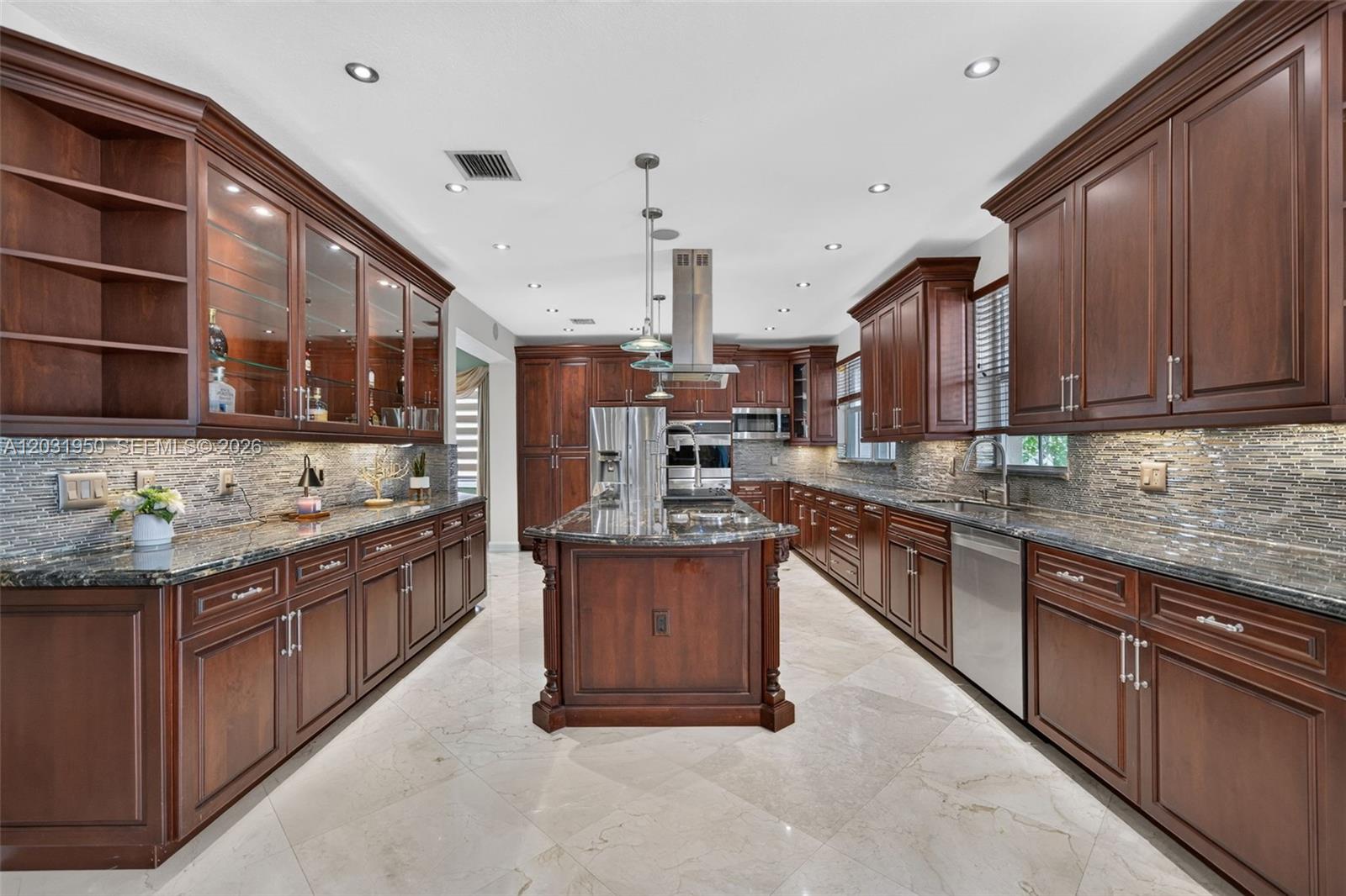 830 Hawthorn Ter