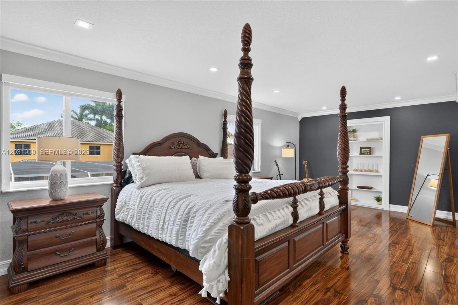 830 Hawthorn Ter