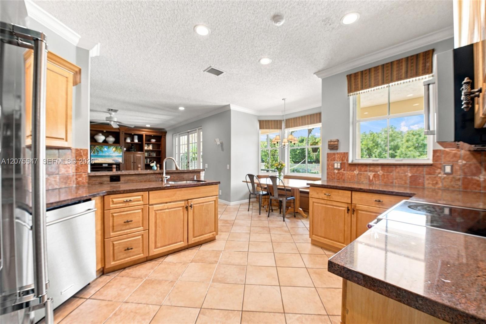 861 Crestview Cir