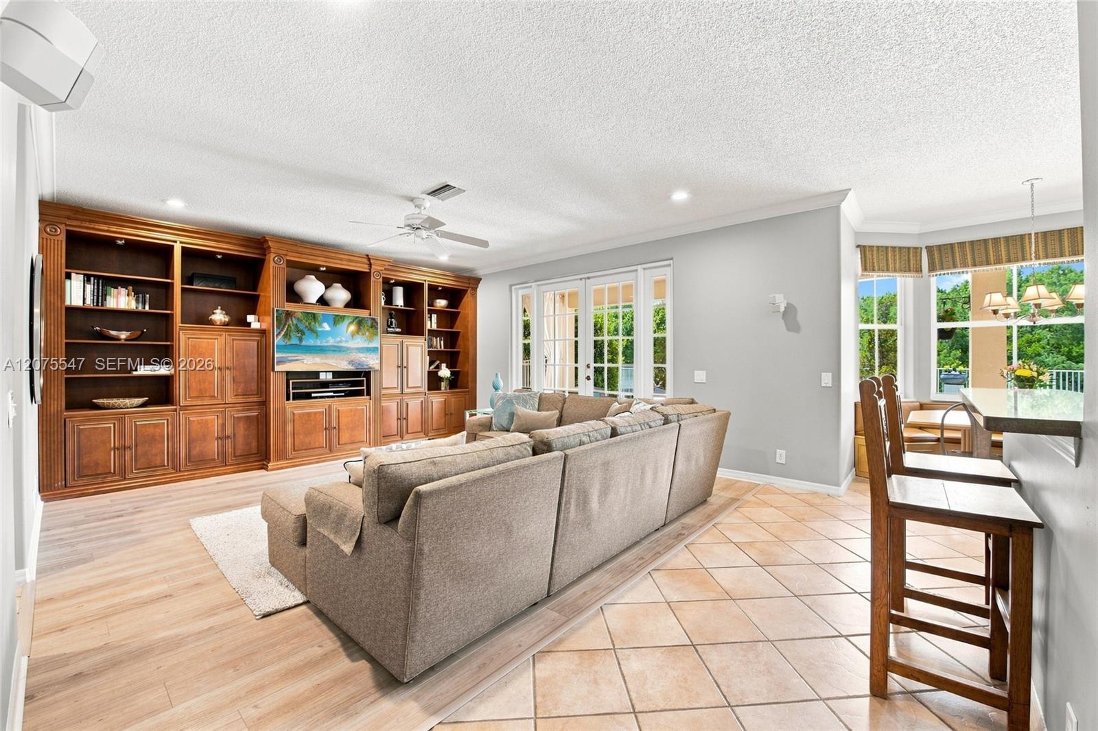 861 Crestview Cir