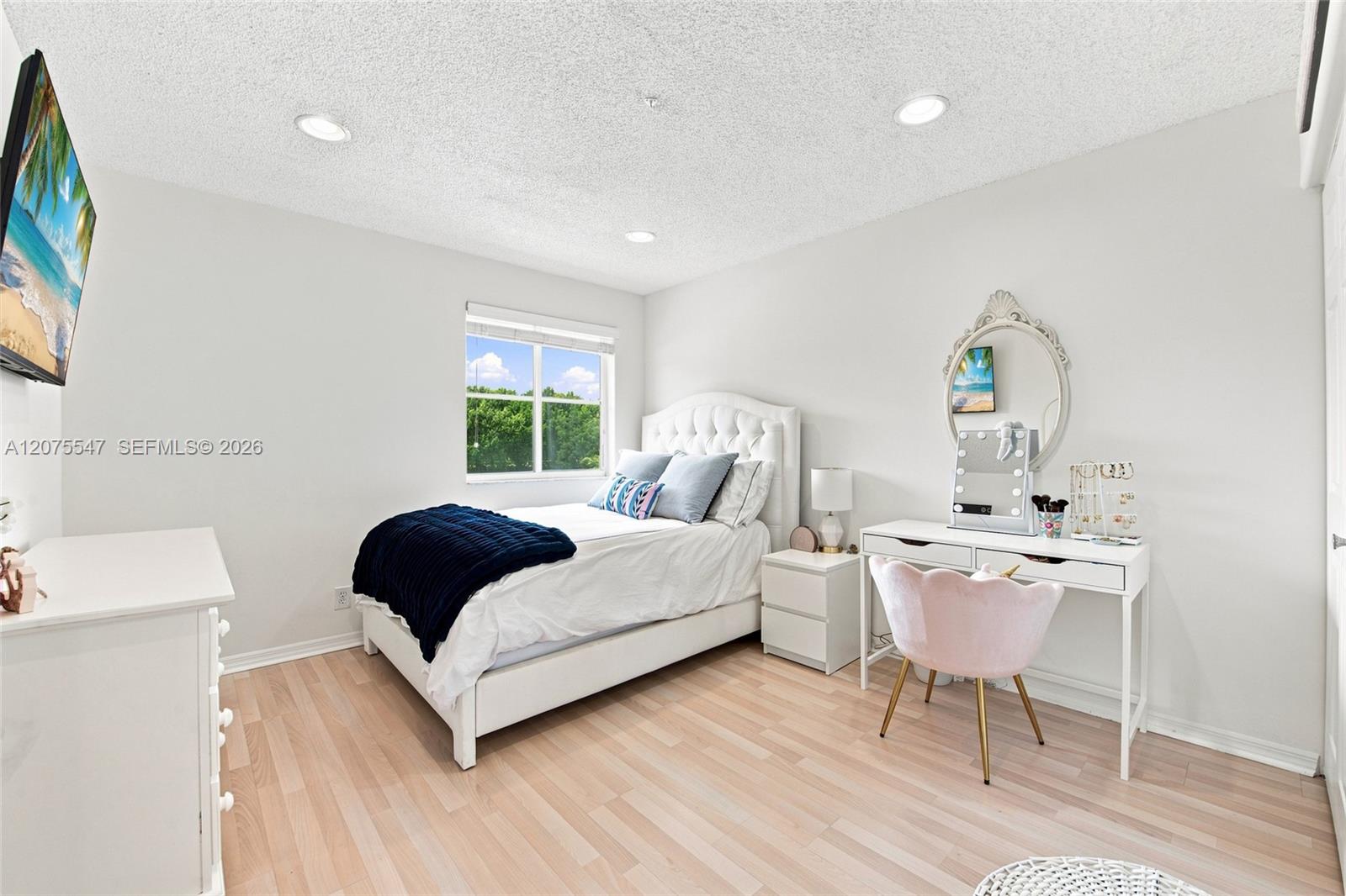 861 Crestview Cir