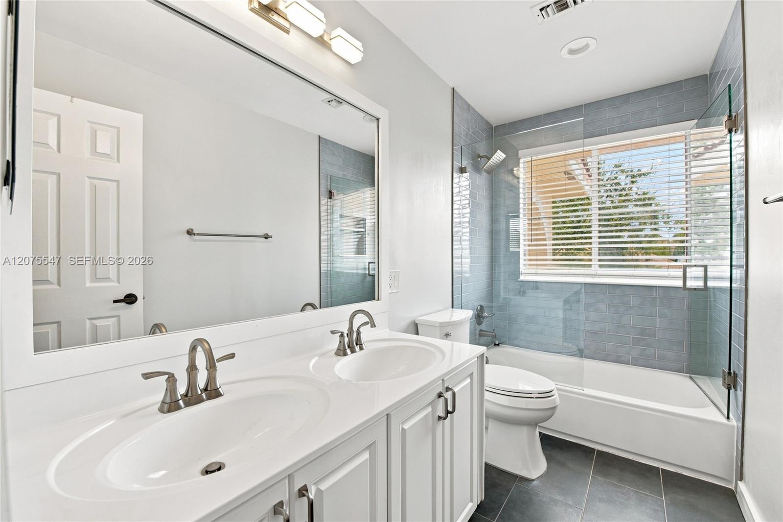 861 Crestview Cir