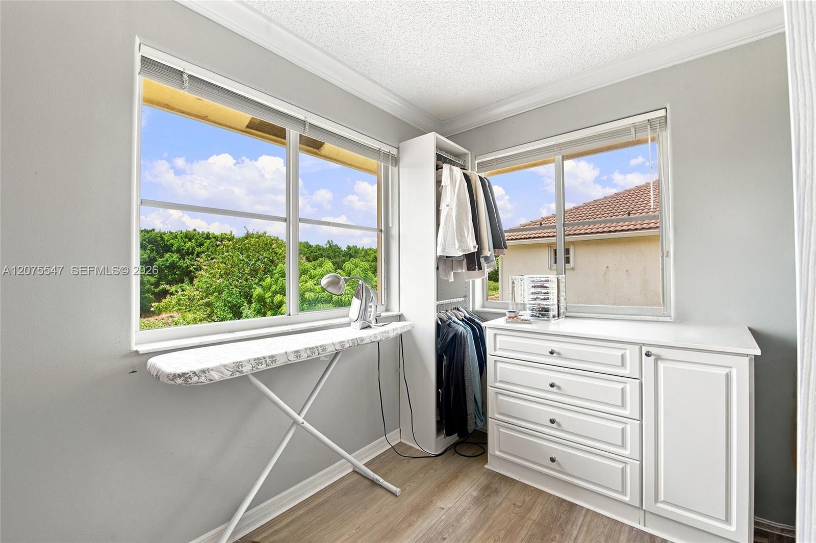 861 Crestview Cir