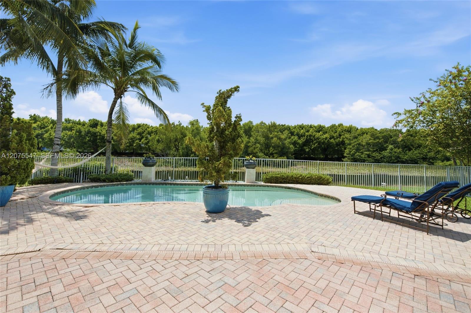 861 Crestview Cir