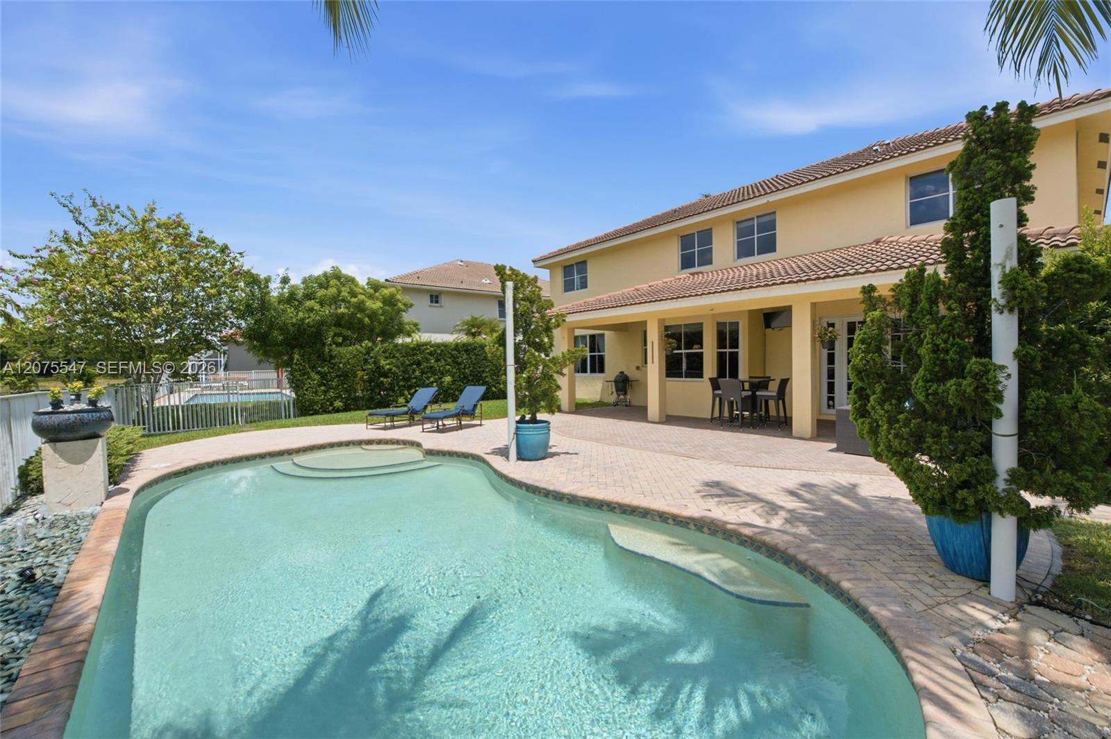 861 Crestview Cir