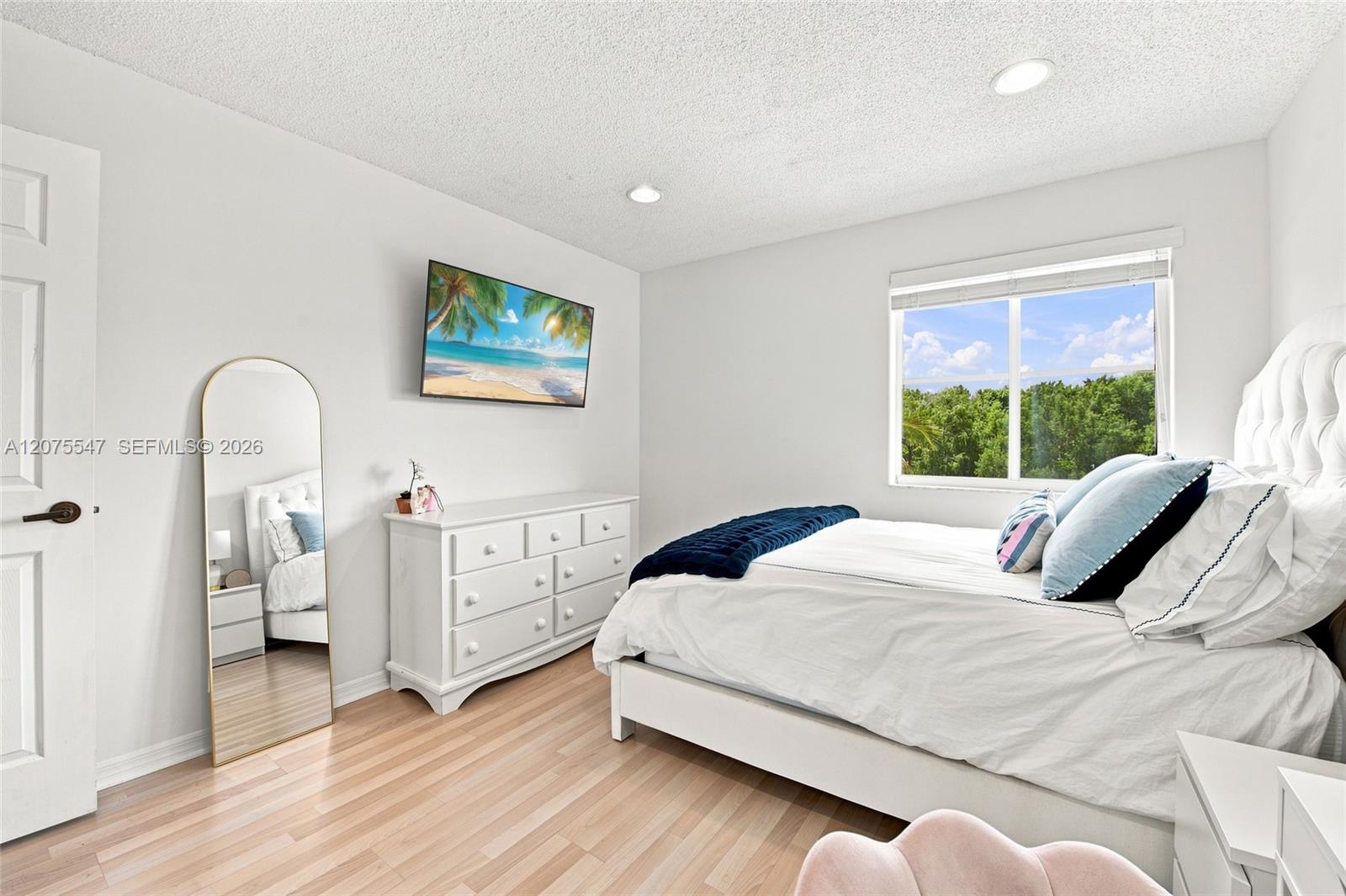 861 Crestview Cir