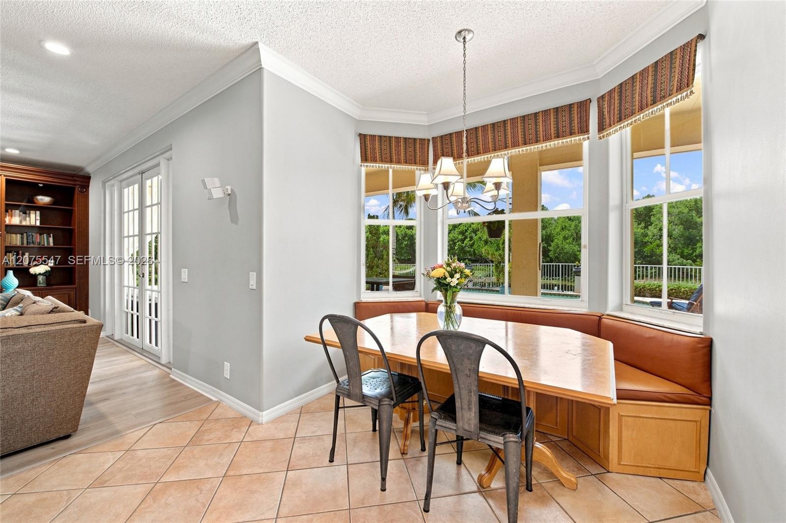 861 Crestview Cir