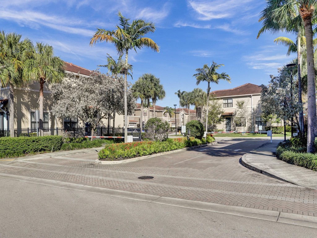 3372 NW 10th Ave 3372