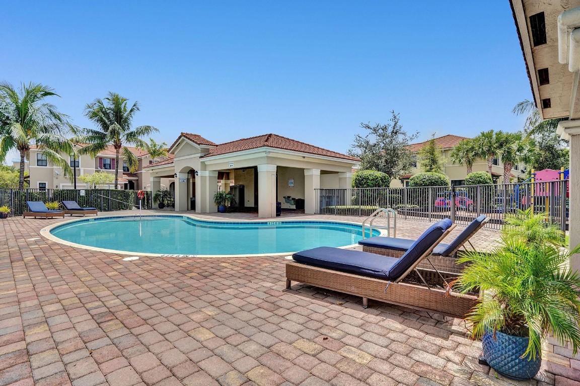 3372 NW 10th Ave 3372