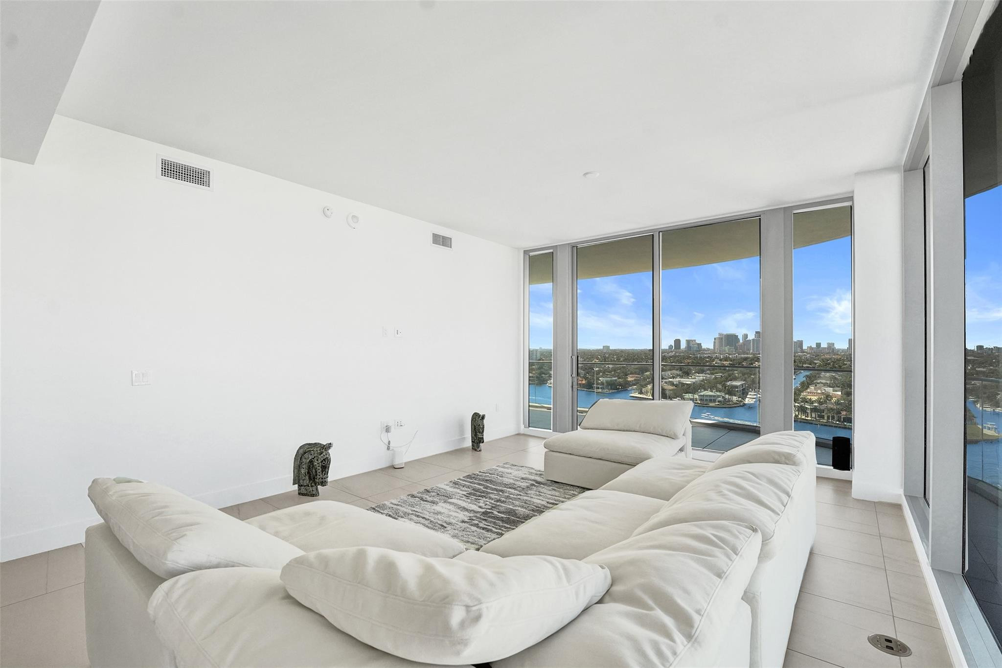 153 N Seabreeze Boulevard 1204