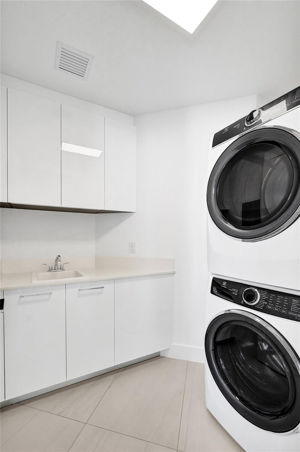 153 N Seabreeze Boulevard 1204