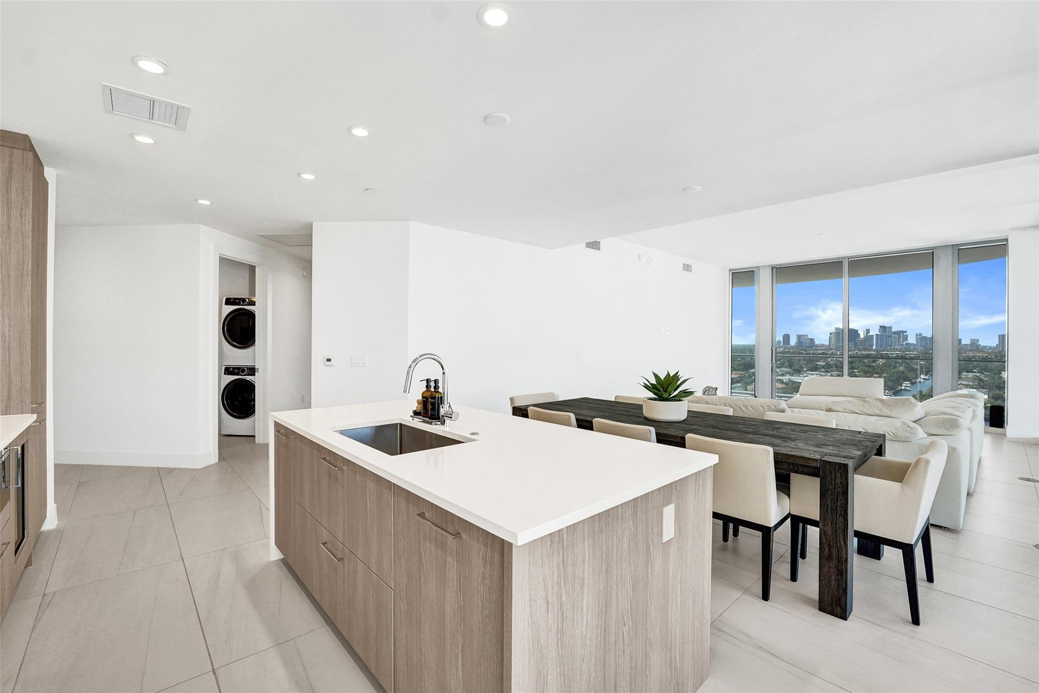 153 N Seabreeze Boulevard 1204