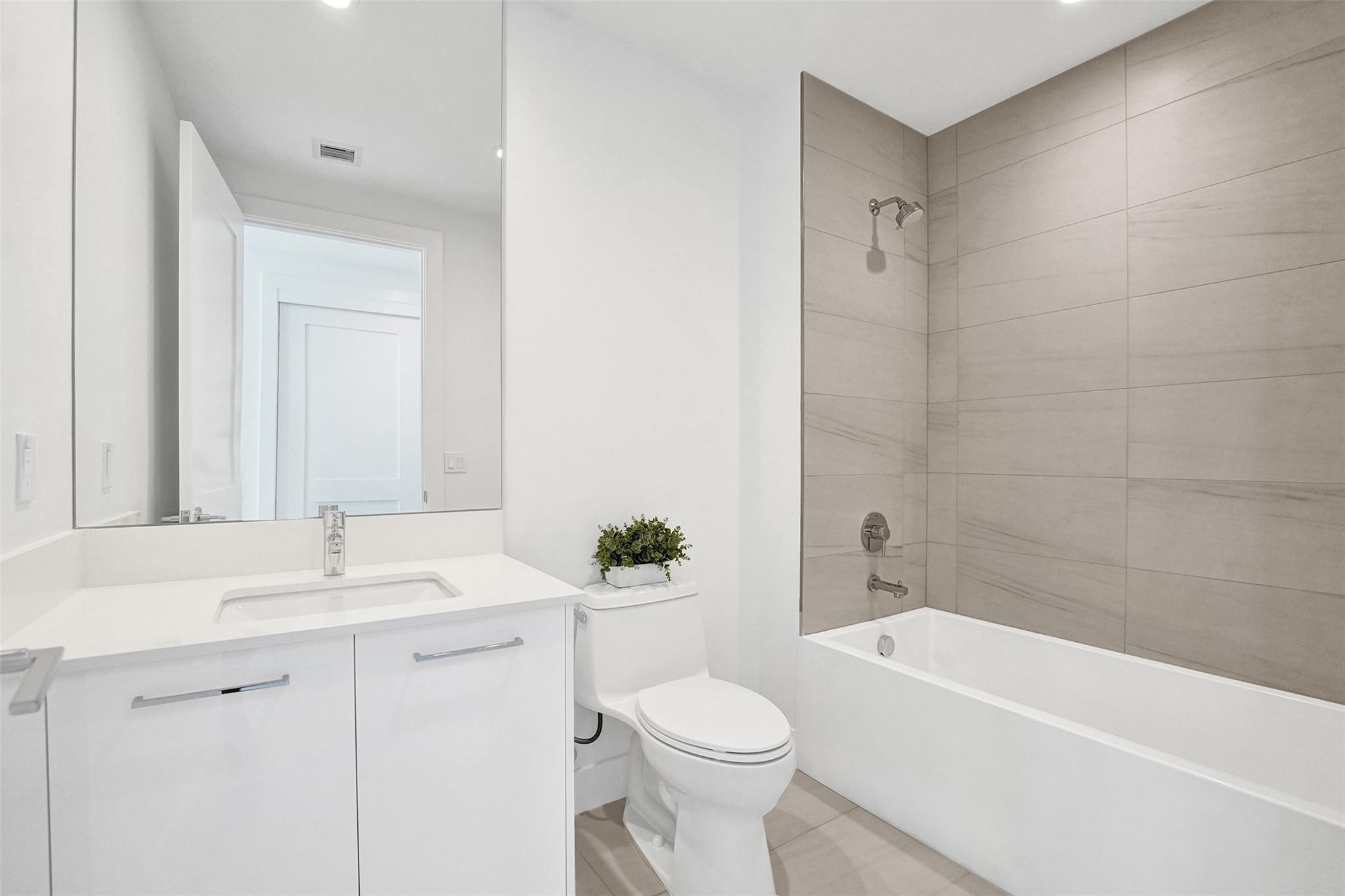 153 N Seabreeze Boulevard 1204