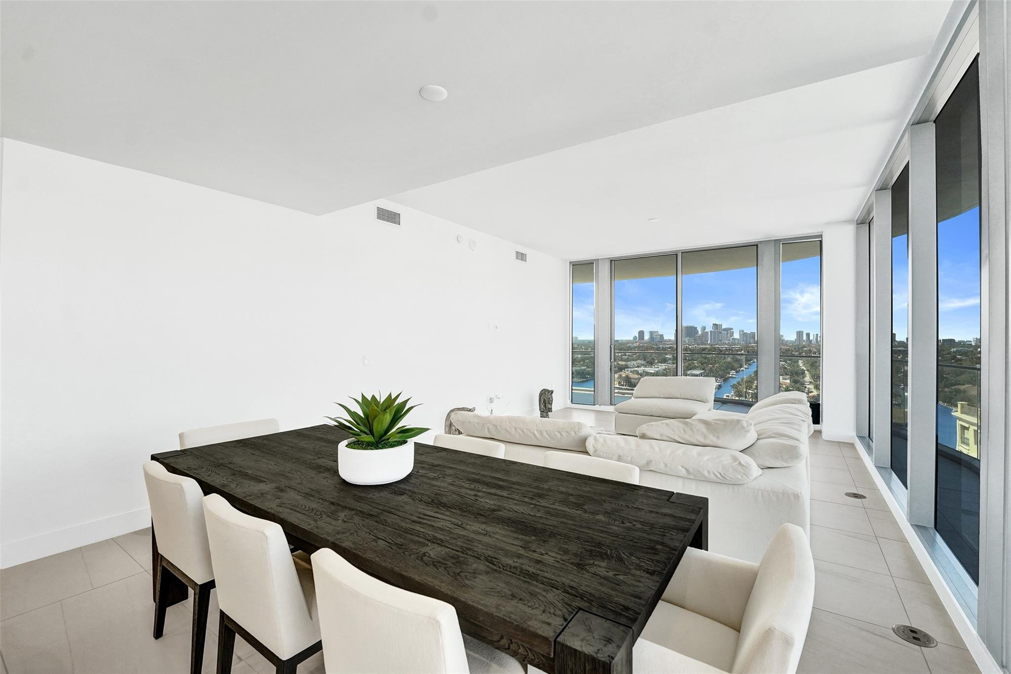 153 N Seabreeze Boulevard 1204