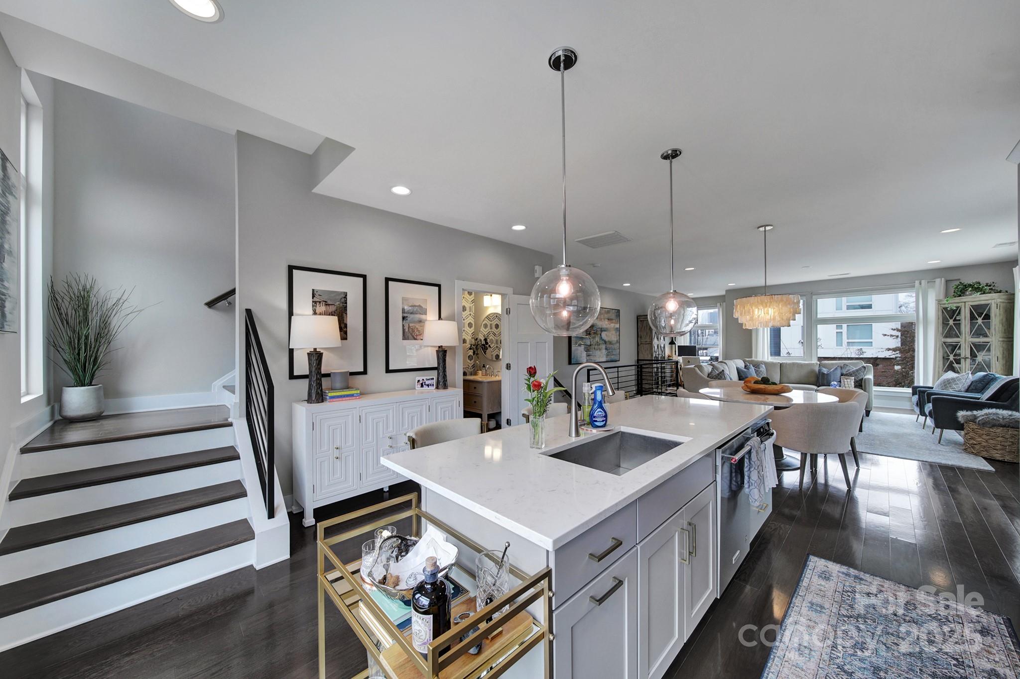 107 W Poindexter Drive