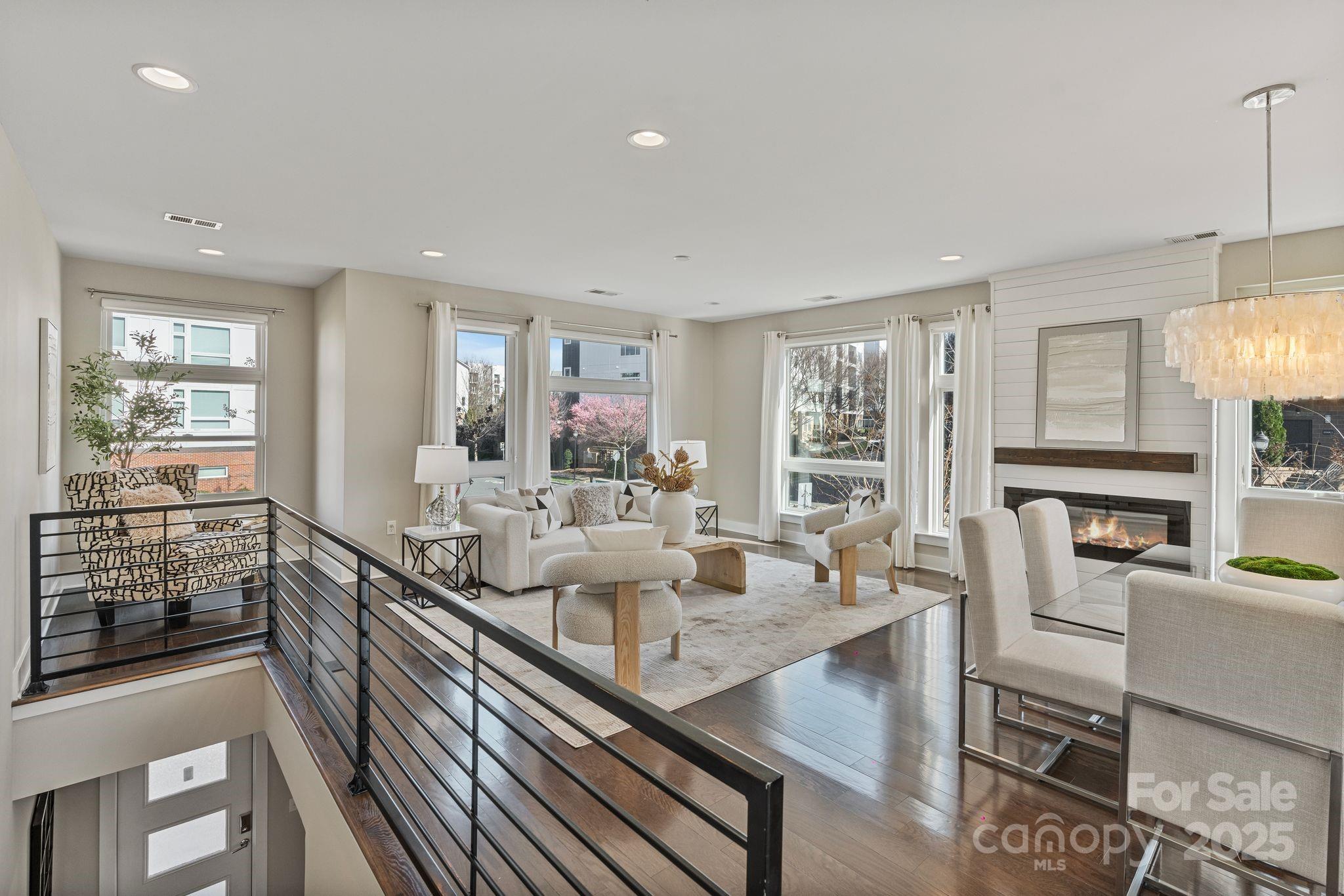107 W Poindexter Drive