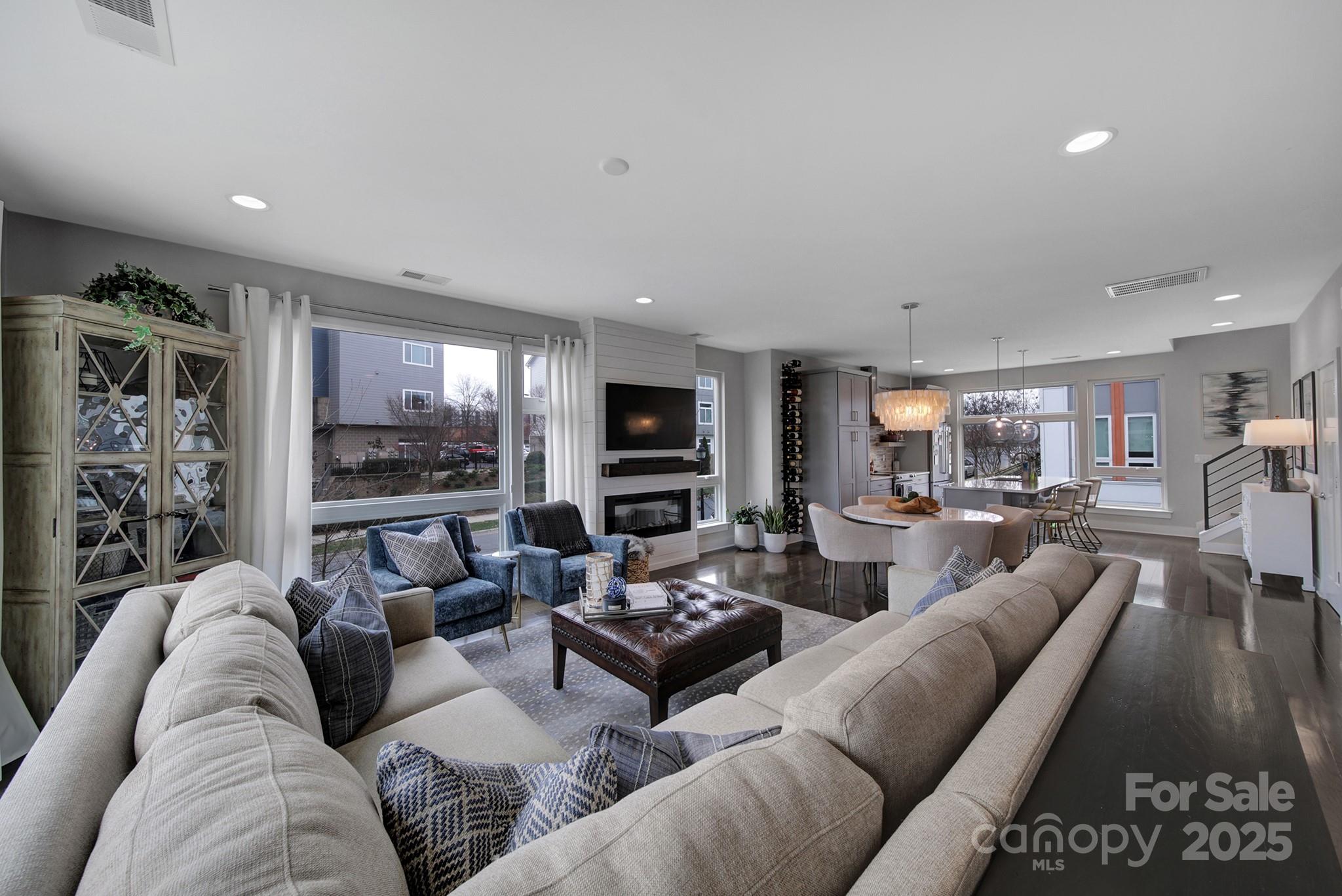 107 W Poindexter Drive