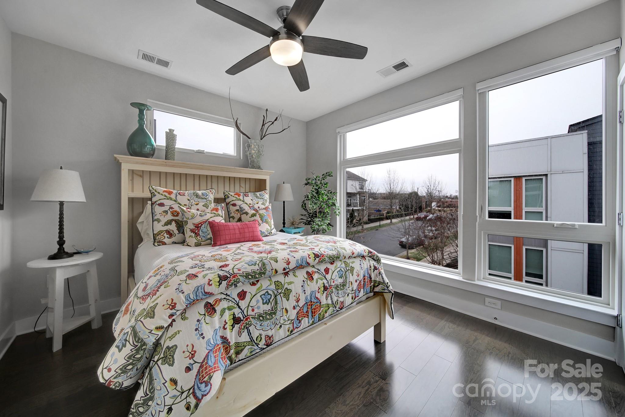107 W Poindexter Drive