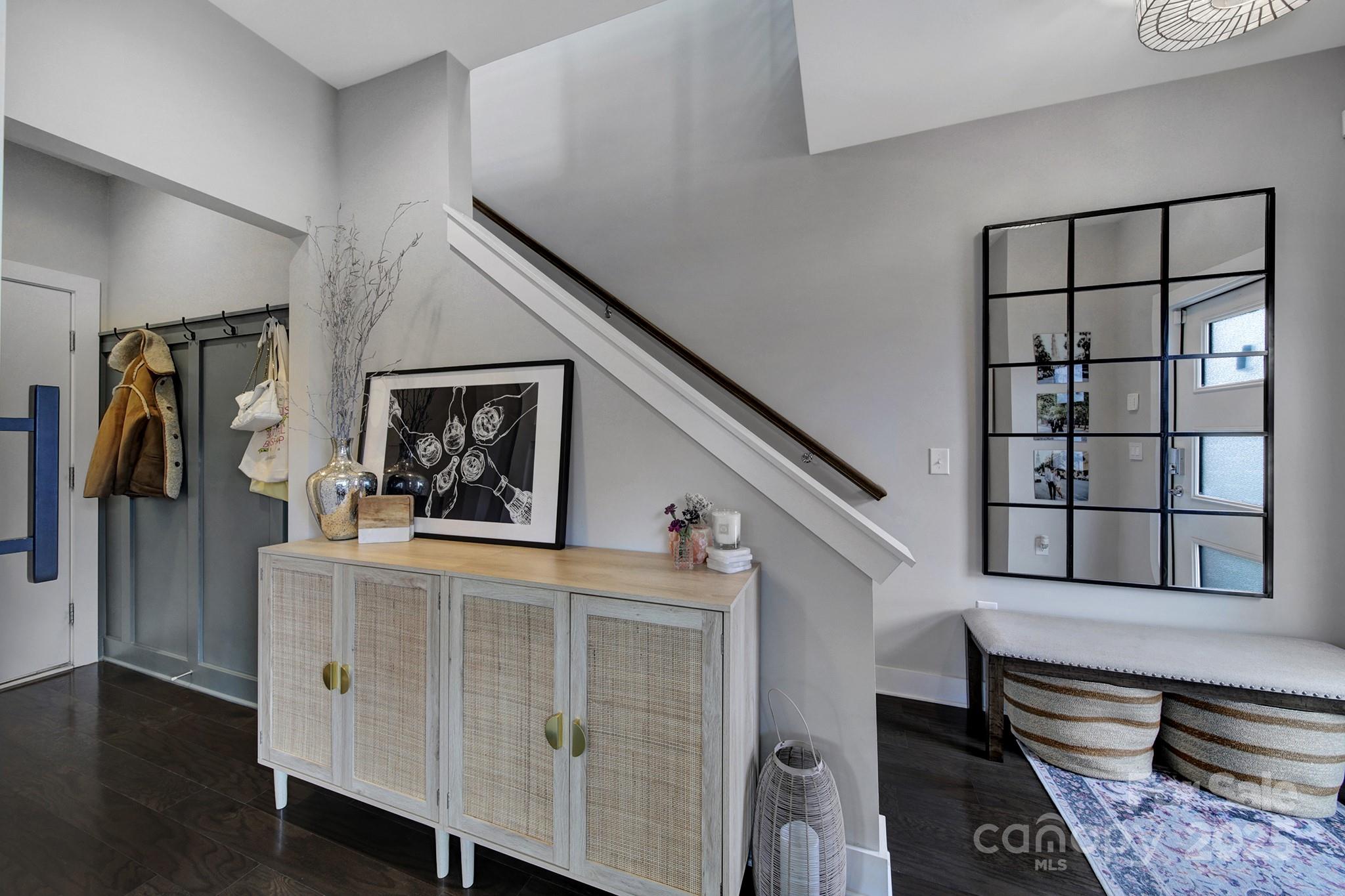 107 W Poindexter Drive
