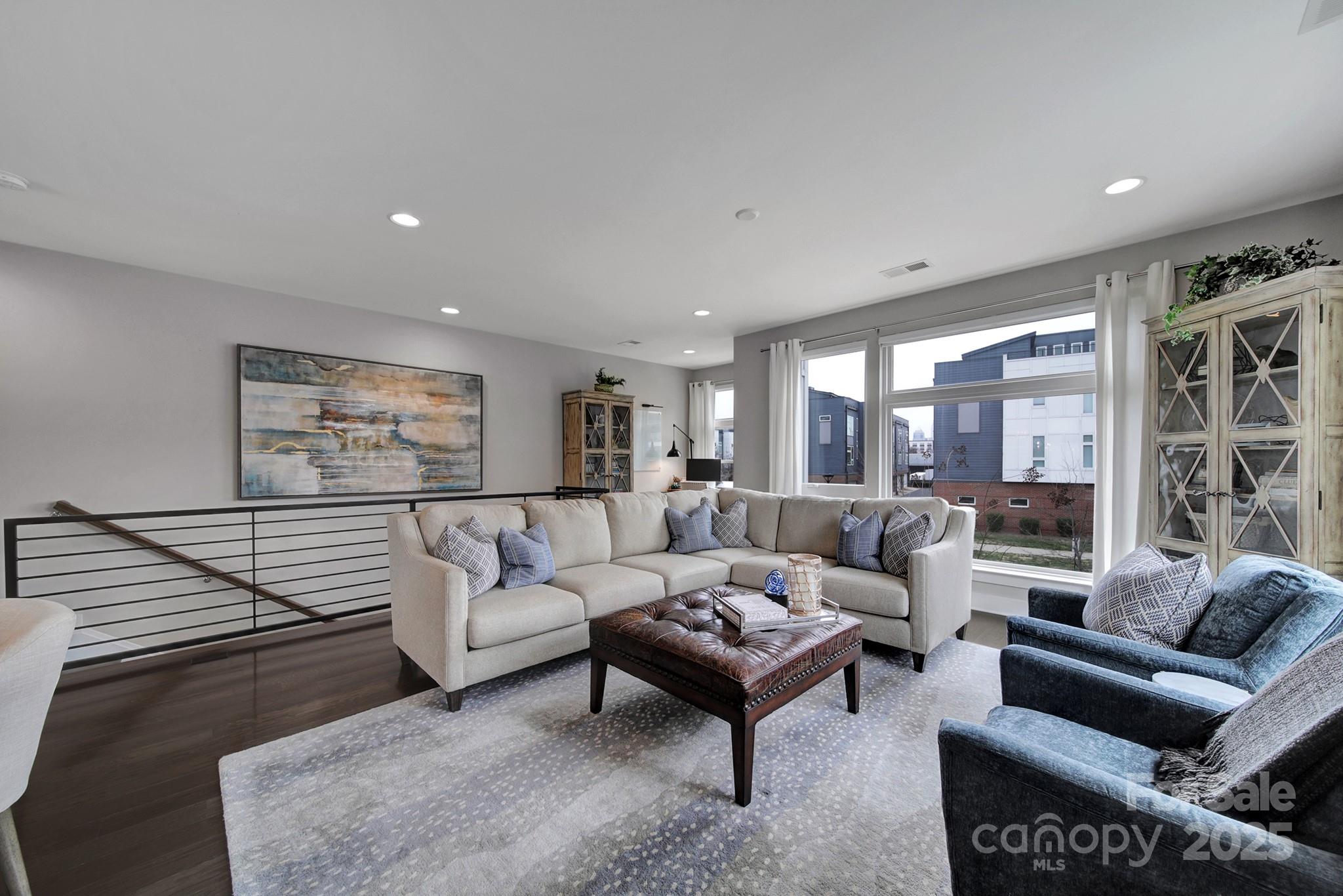 107 W Poindexter Drive