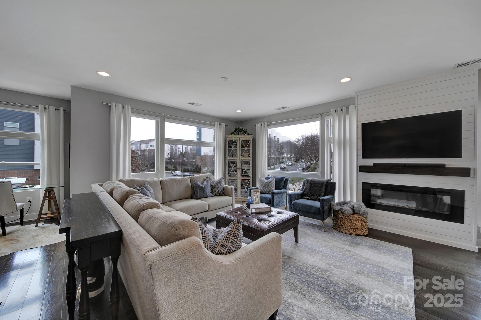 107 W Poindexter Drive
