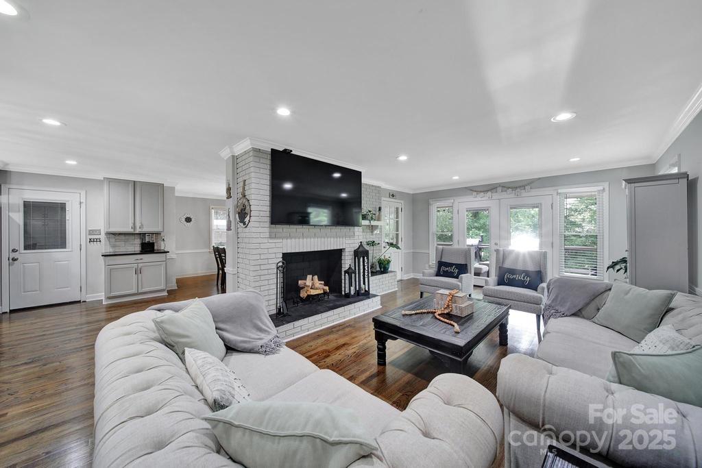 926 Meadow Lakes Road