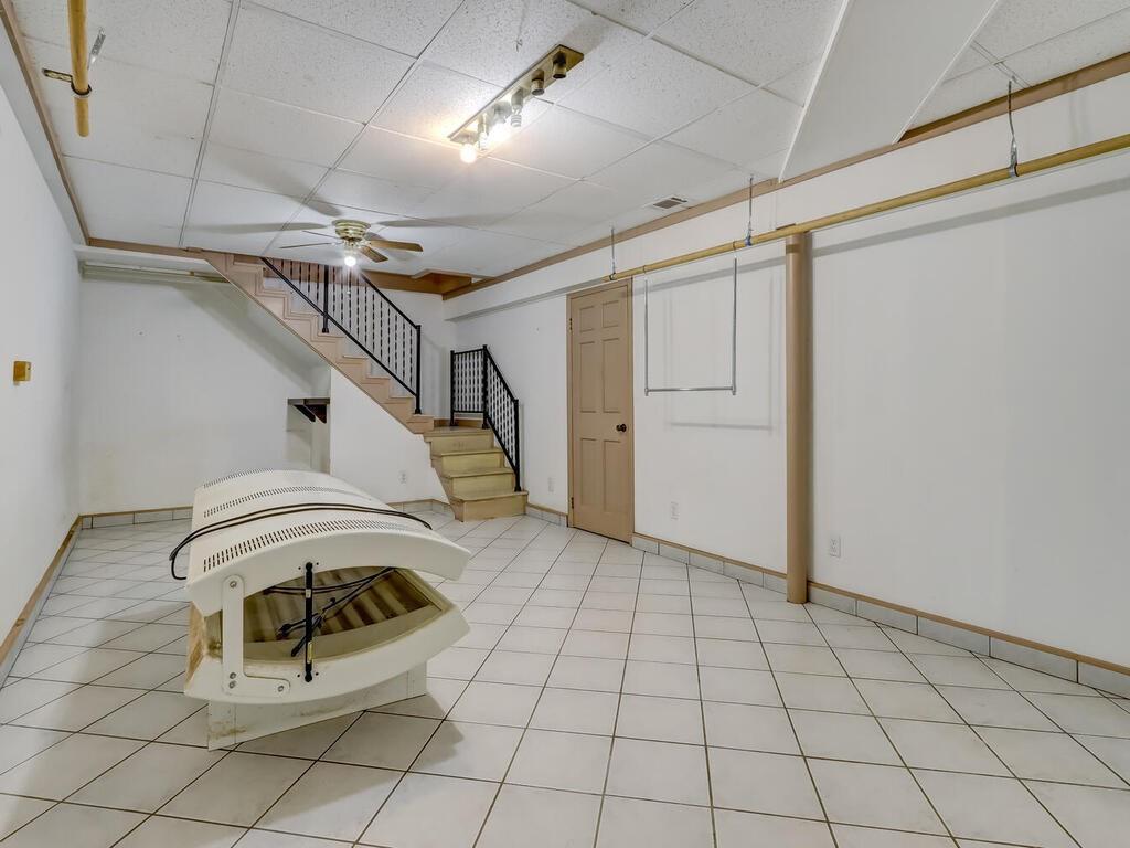 5121 Merry Lane