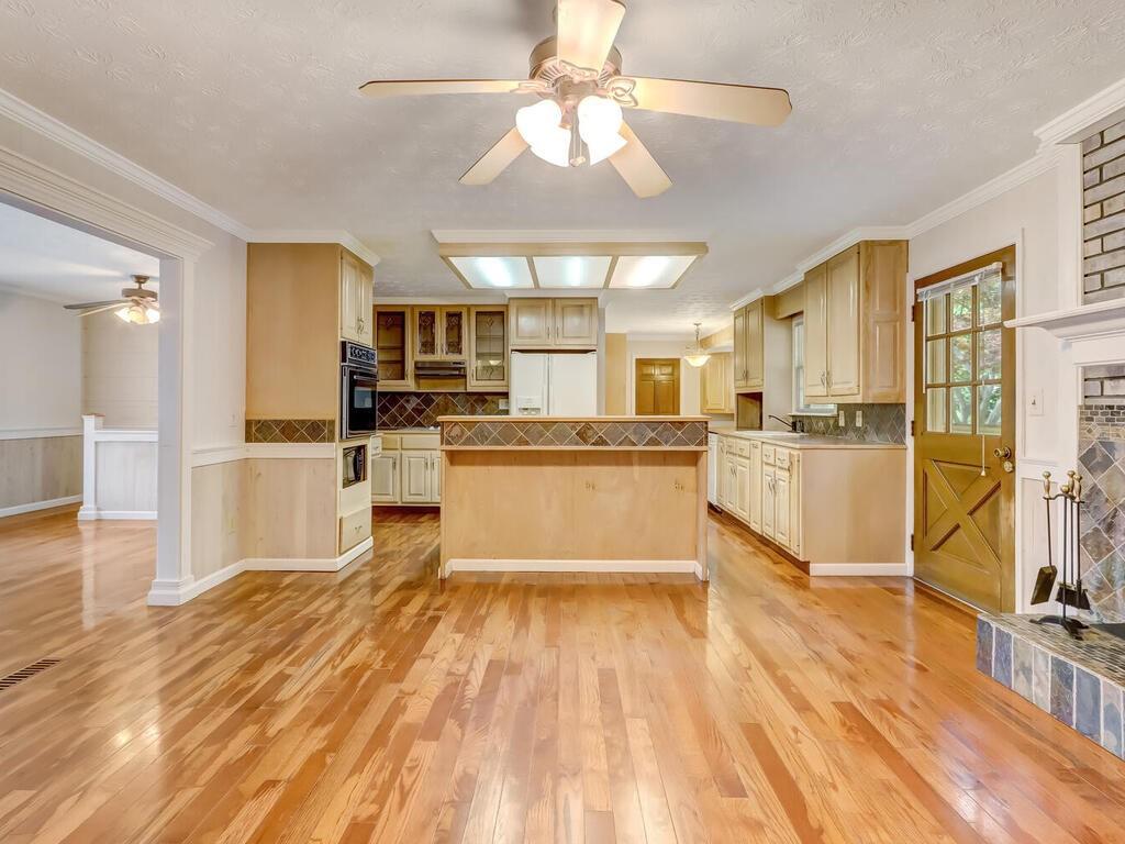 5121 Merry Lane