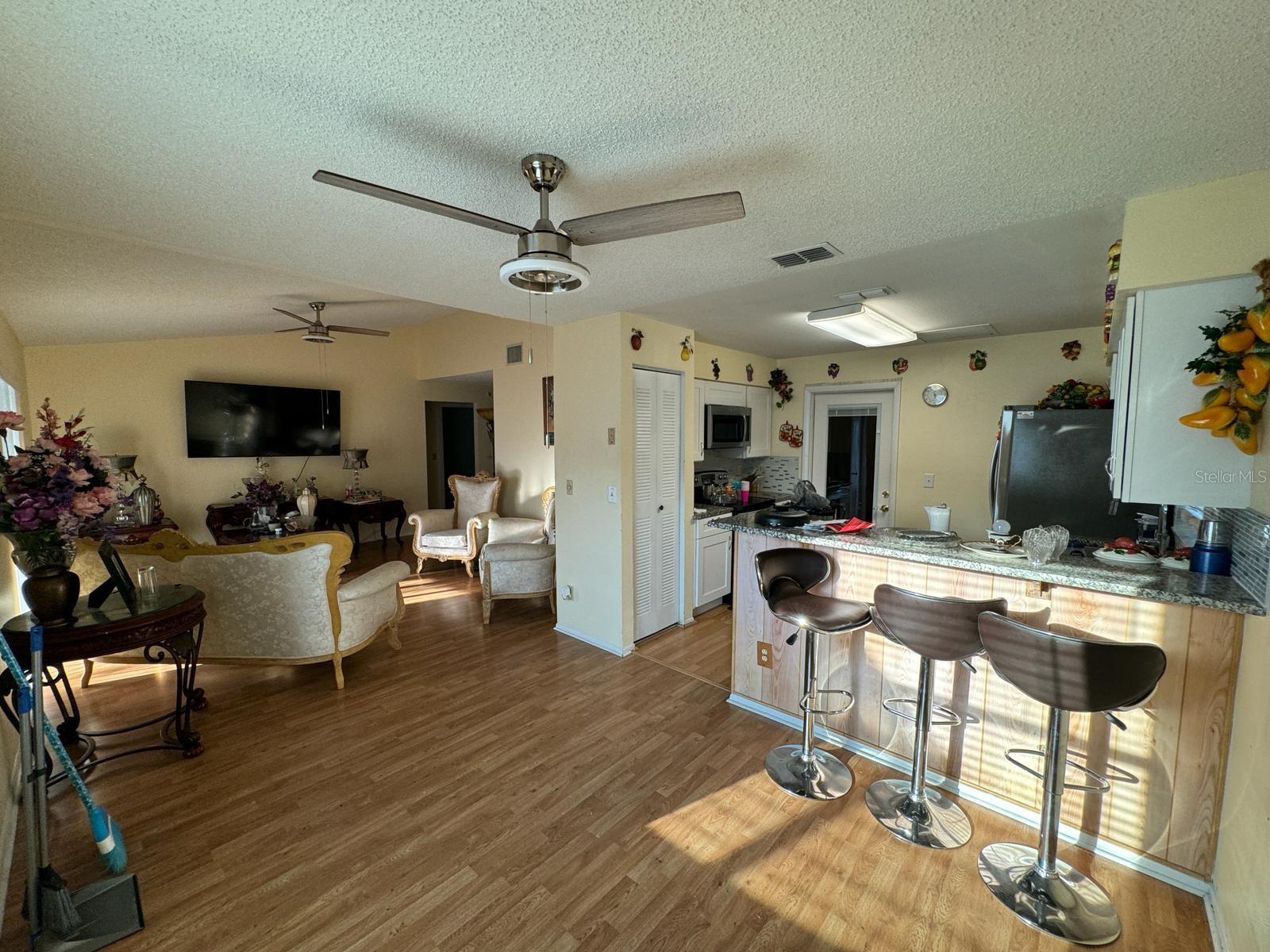 6827 PALOMINO DR
