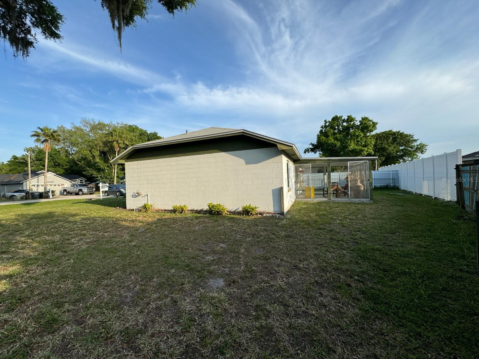 6827 PALOMINO DR