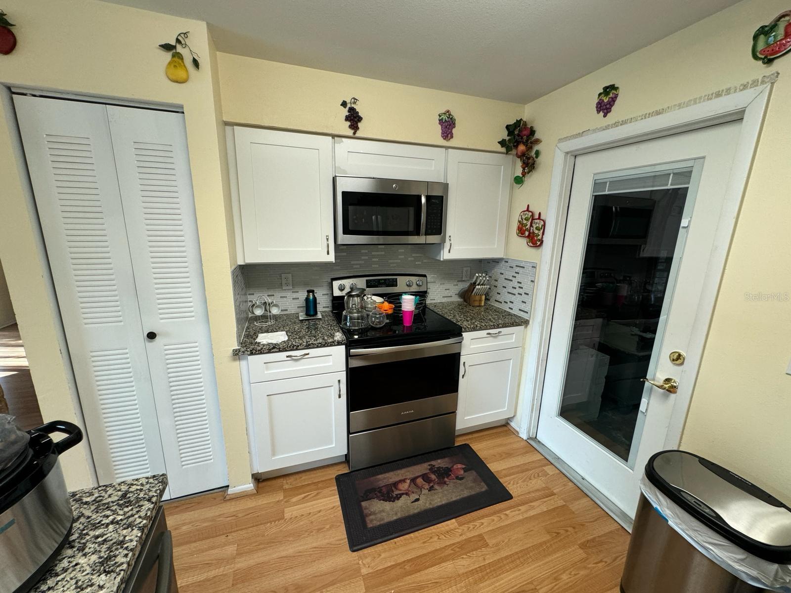 6827 PALOMINO DR