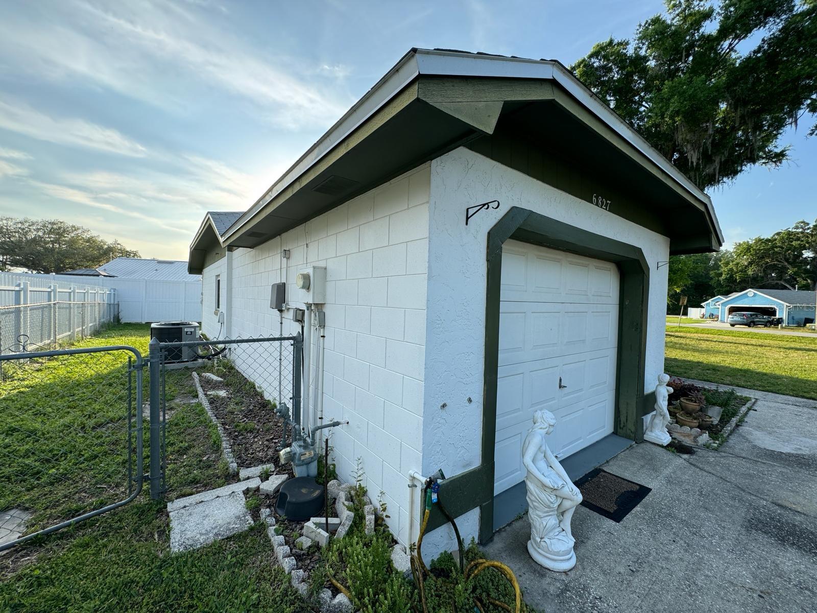 6827 PALOMINO DR