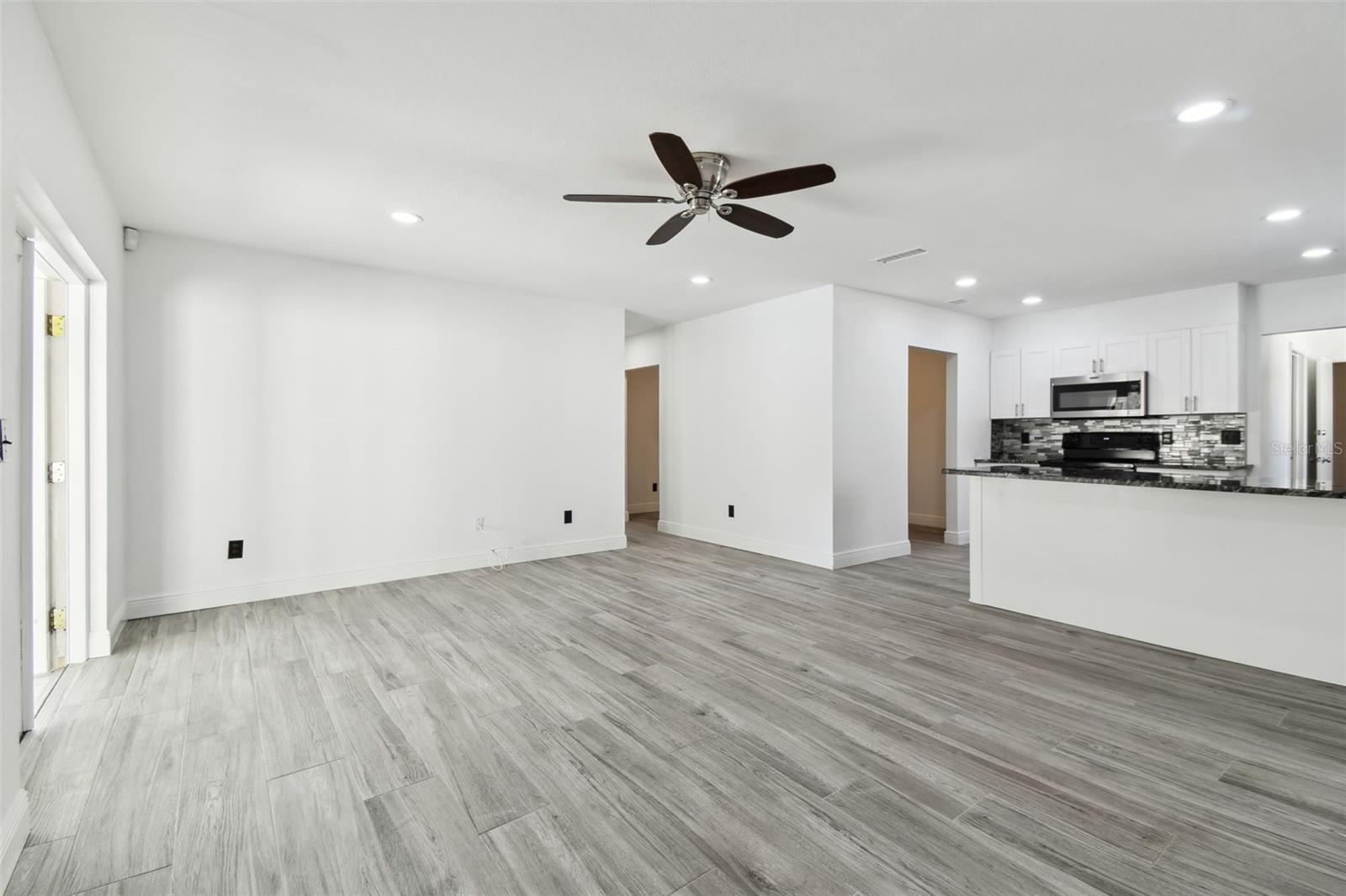 706 CALIENTE DR
