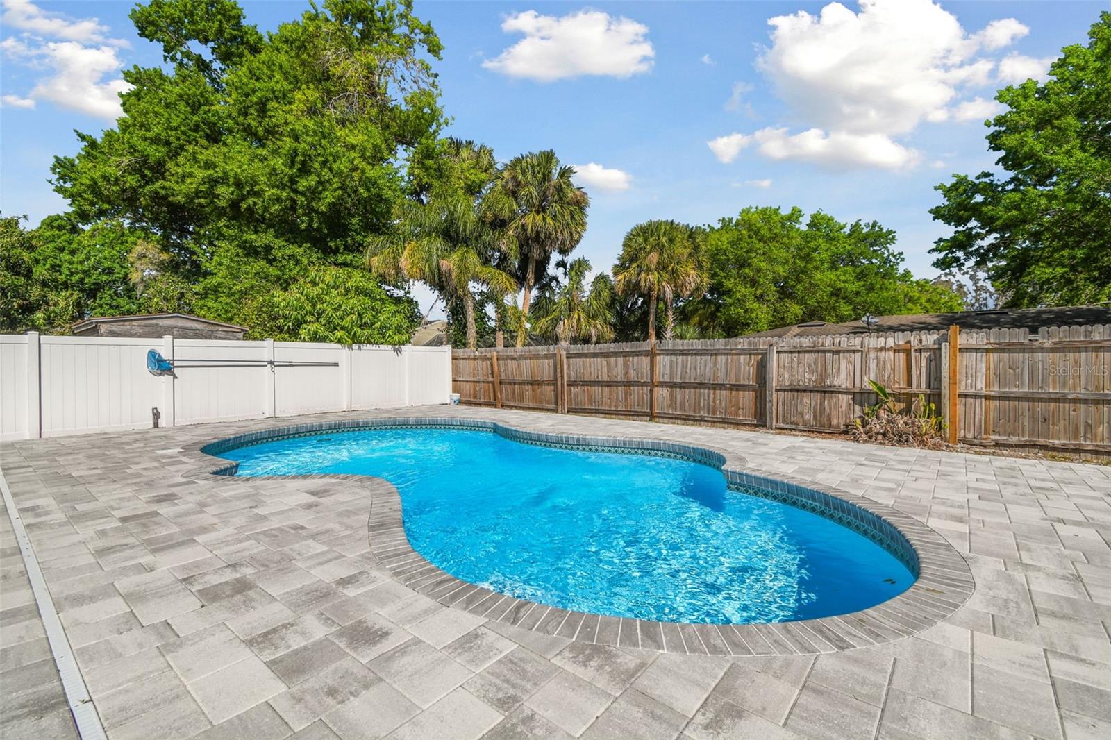 706 CALIENTE DR