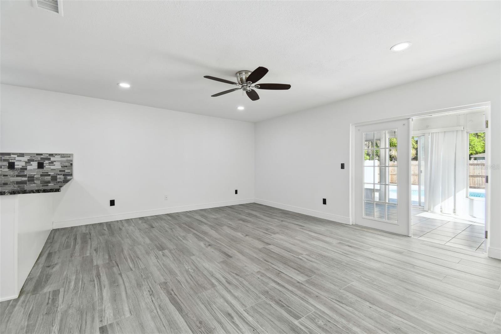 706 CALIENTE DR