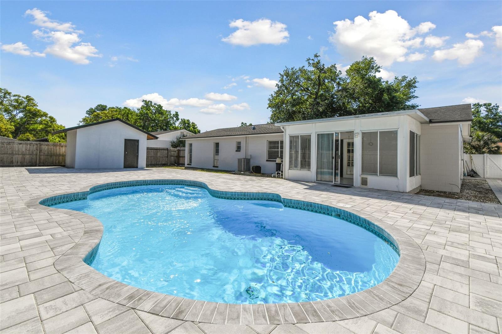 706 CALIENTE DR