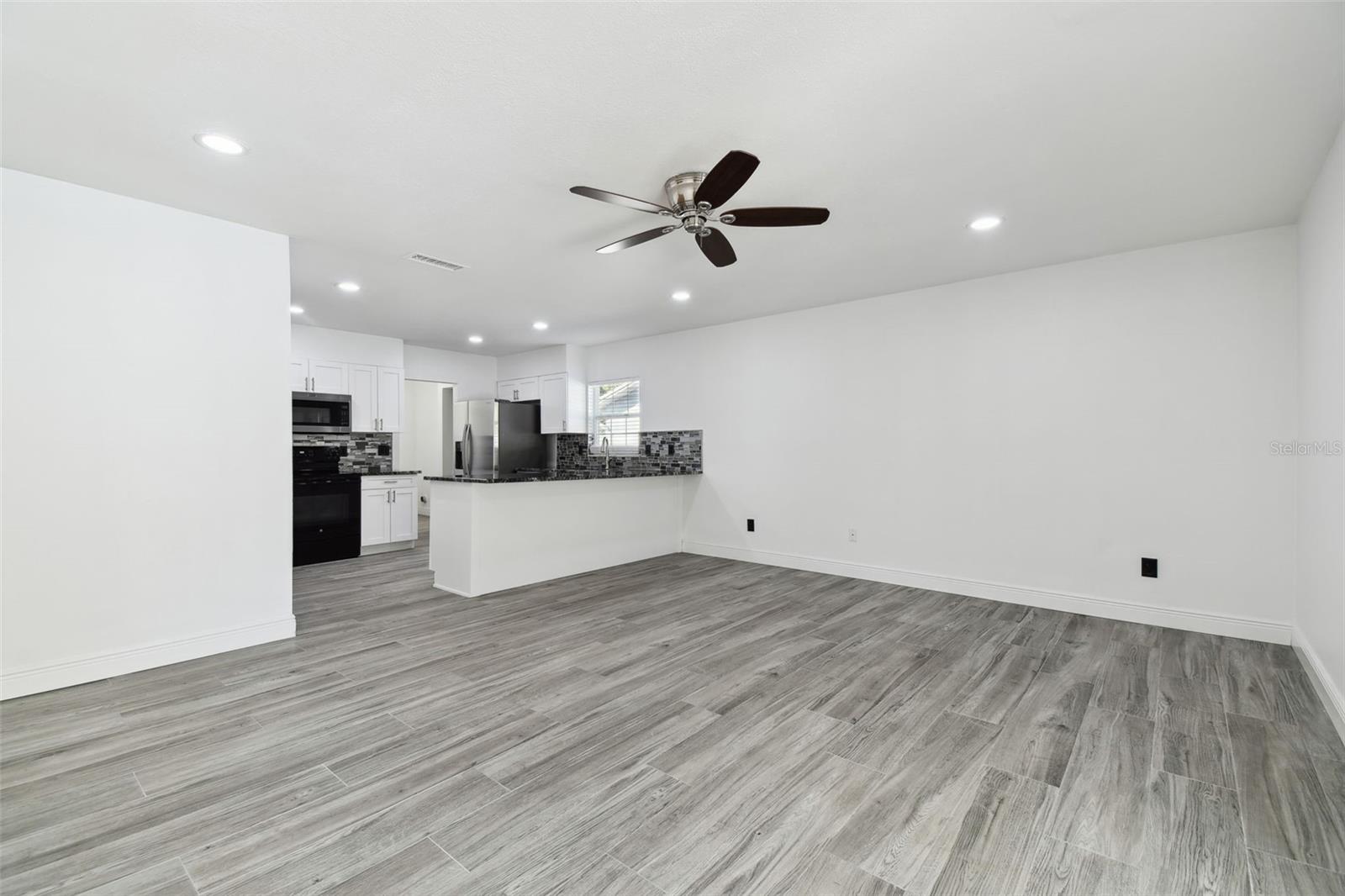706 CALIENTE DR